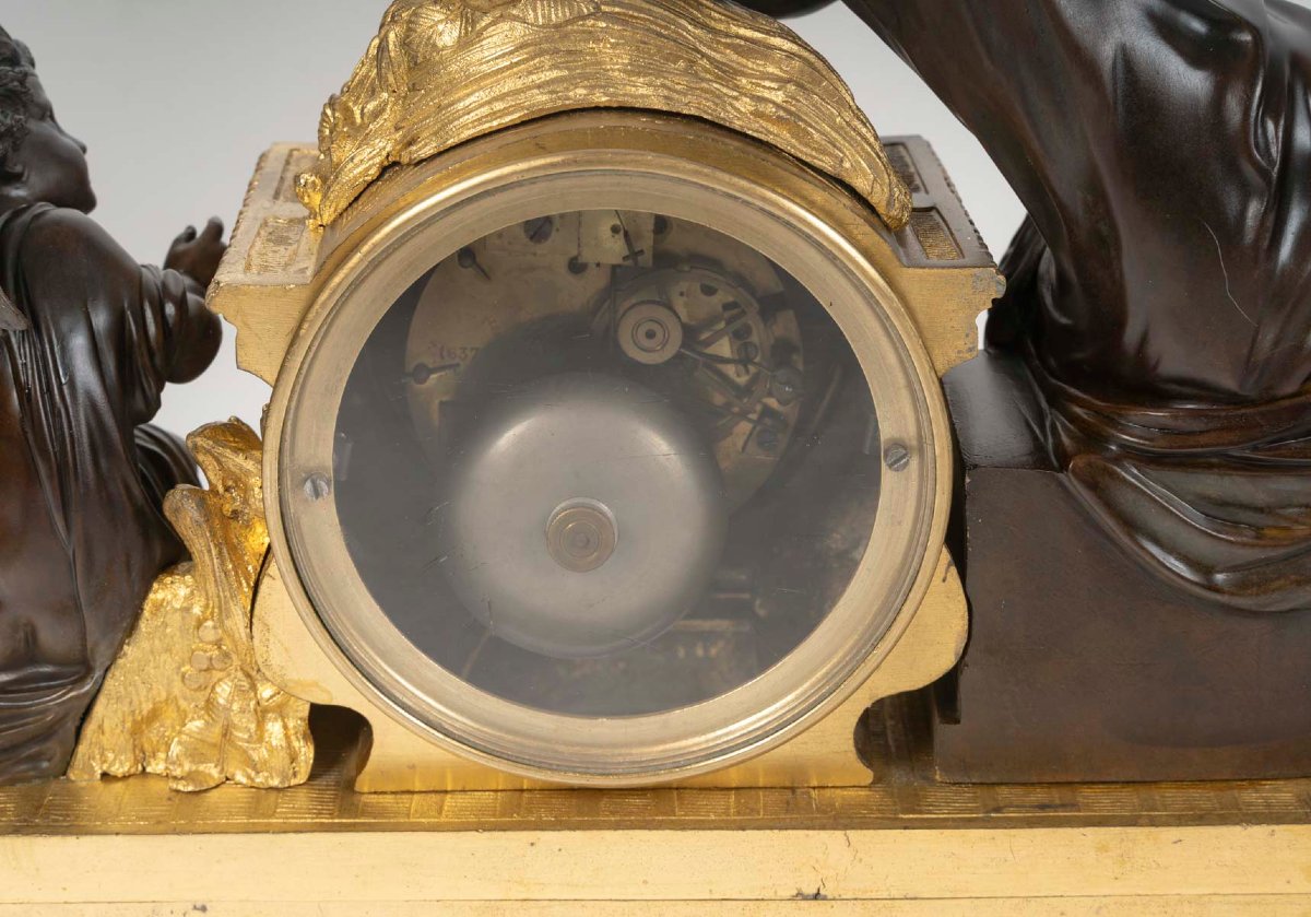 Garniture de cheminée en bronze patiné et doré, pendule et candélabres, XIXᵉ siècle-photo-1