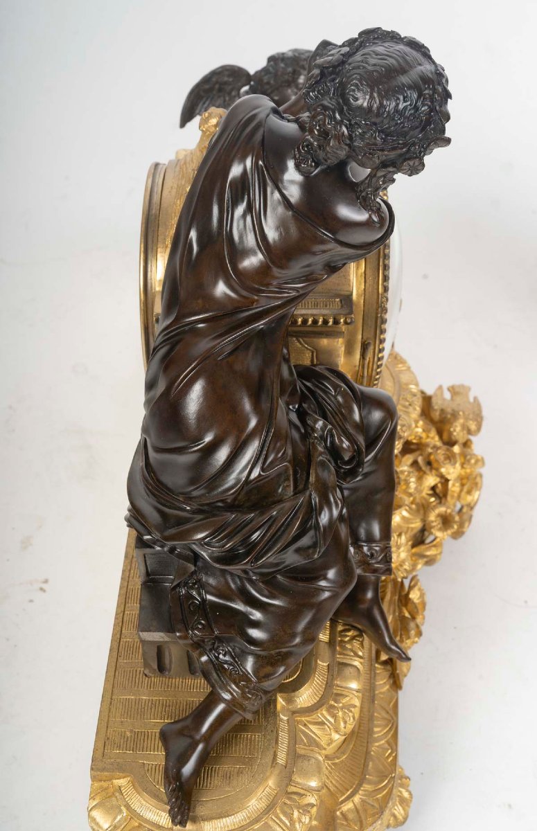 Garniture de cheminée en bronze patiné et doré, pendule et candélabres, XIXᵉ siècle-photo-3