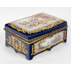 Boîte en porcelaine peinte à la main, style Louis XV – Époque XIXᵉ siècle
