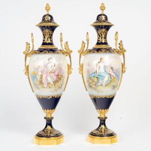 Paire de vases en porcelaine dans le goût de Sèvres – XIXᵉ siècle