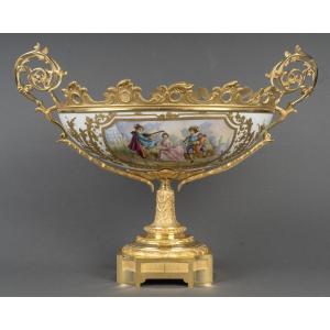 Coupe en porcelaine peinte et bronze doré – Époque XIXᵉ siècle, style Louis XV