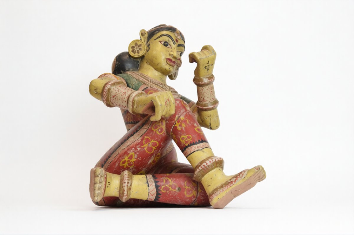 Statue en bois d'inspiration traditionnelle de l'ouest de l'Inde, fin du XIXe siècle.-photo-4