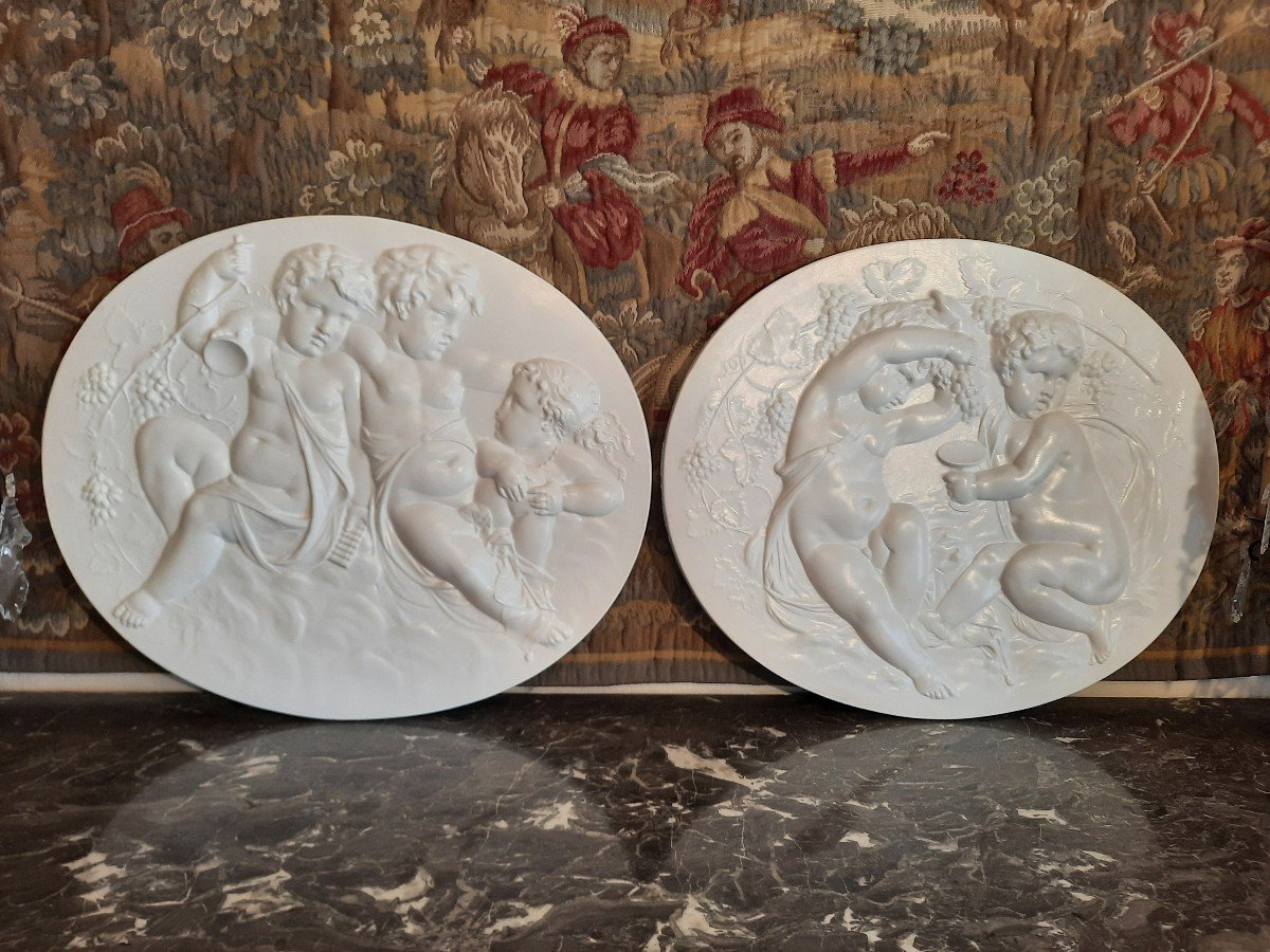 Paire De Bas Reliefs Bacchanales Aux Putti