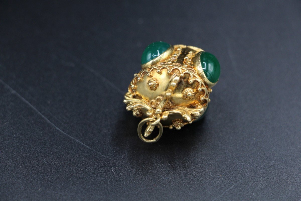 Gros Pendentif Figurant Une Couronne En Or Ornée  De Pierre Verte, style renaissance-photo-4