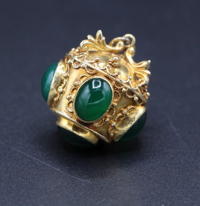 Gros Pendentif Figurant Une Couronne En Or Ornée  De Pierre Verte, style renaissance