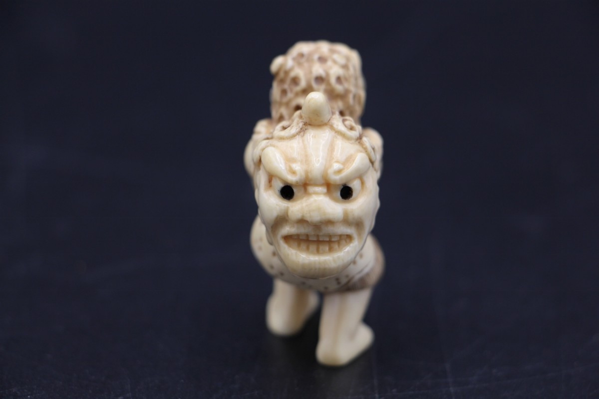 Netsuké en ivoire sculpté – Japon, époque Meiji (1868–1912) démon, signé-photo-4