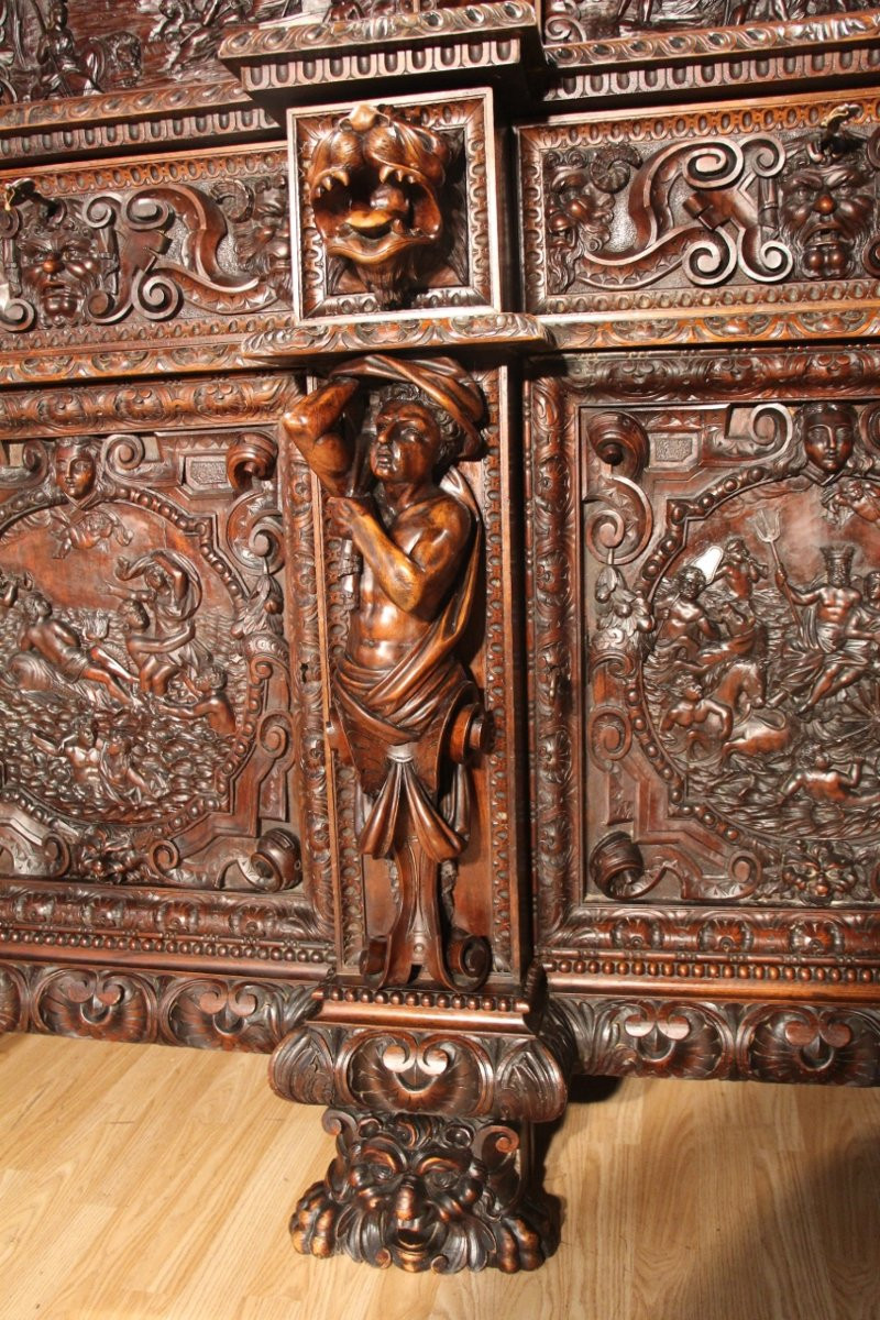 Important buffet dressoir de château en noyer de style Renaissance XIXème-photo-6