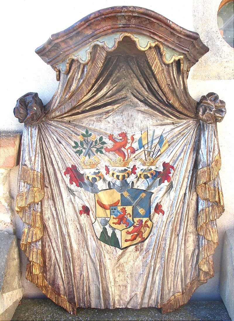 Grand Manteau Héraldique En Bois Sculpté Et Peint