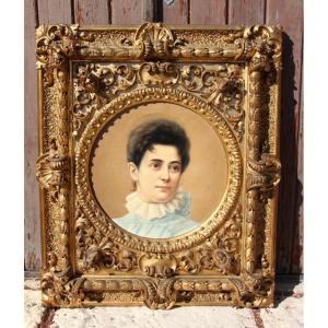 Portrait De Jeune Femme XIXème Avec Un Superbe Cadre En Bois Doré
