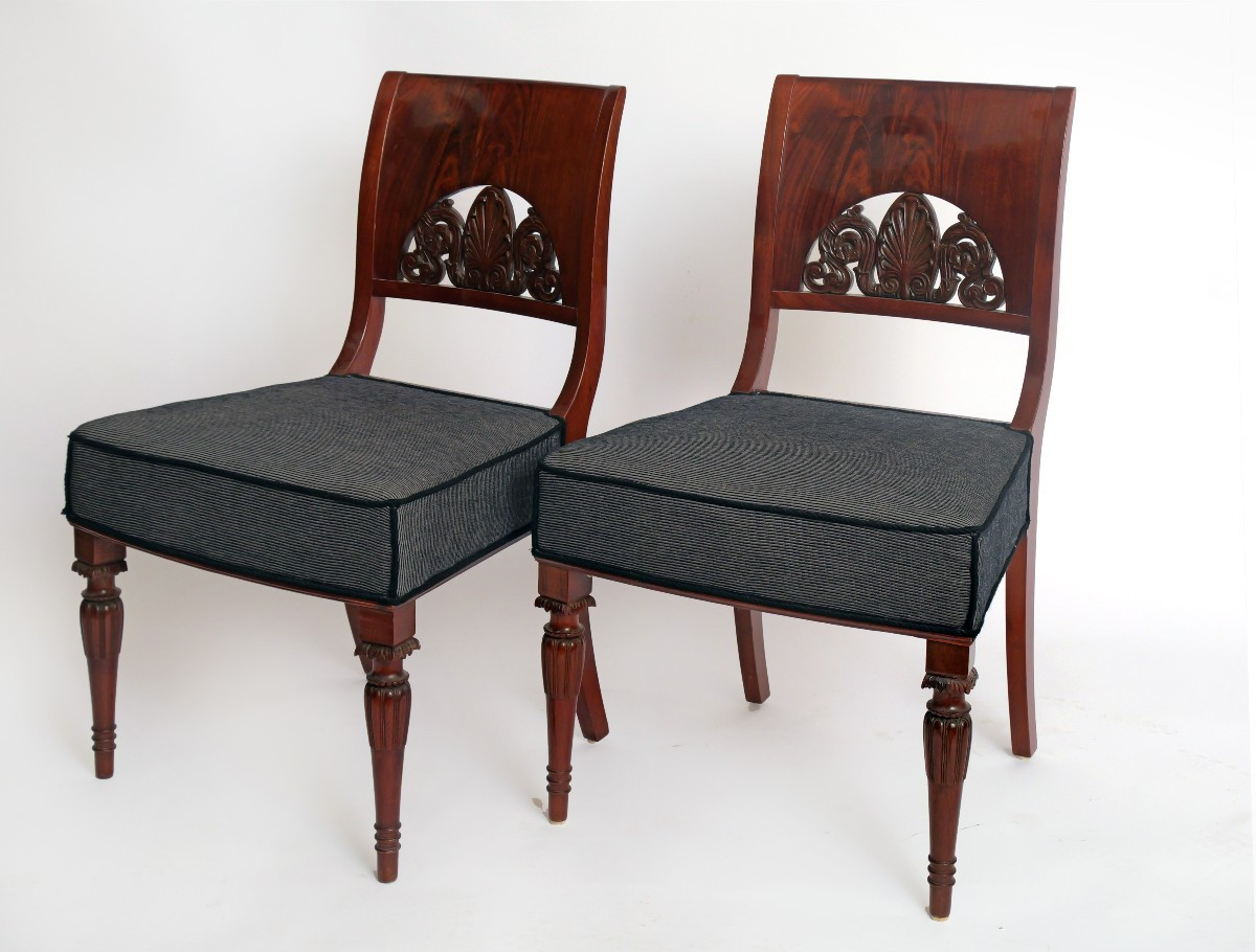 Paire de chaises au riche décor sculpté