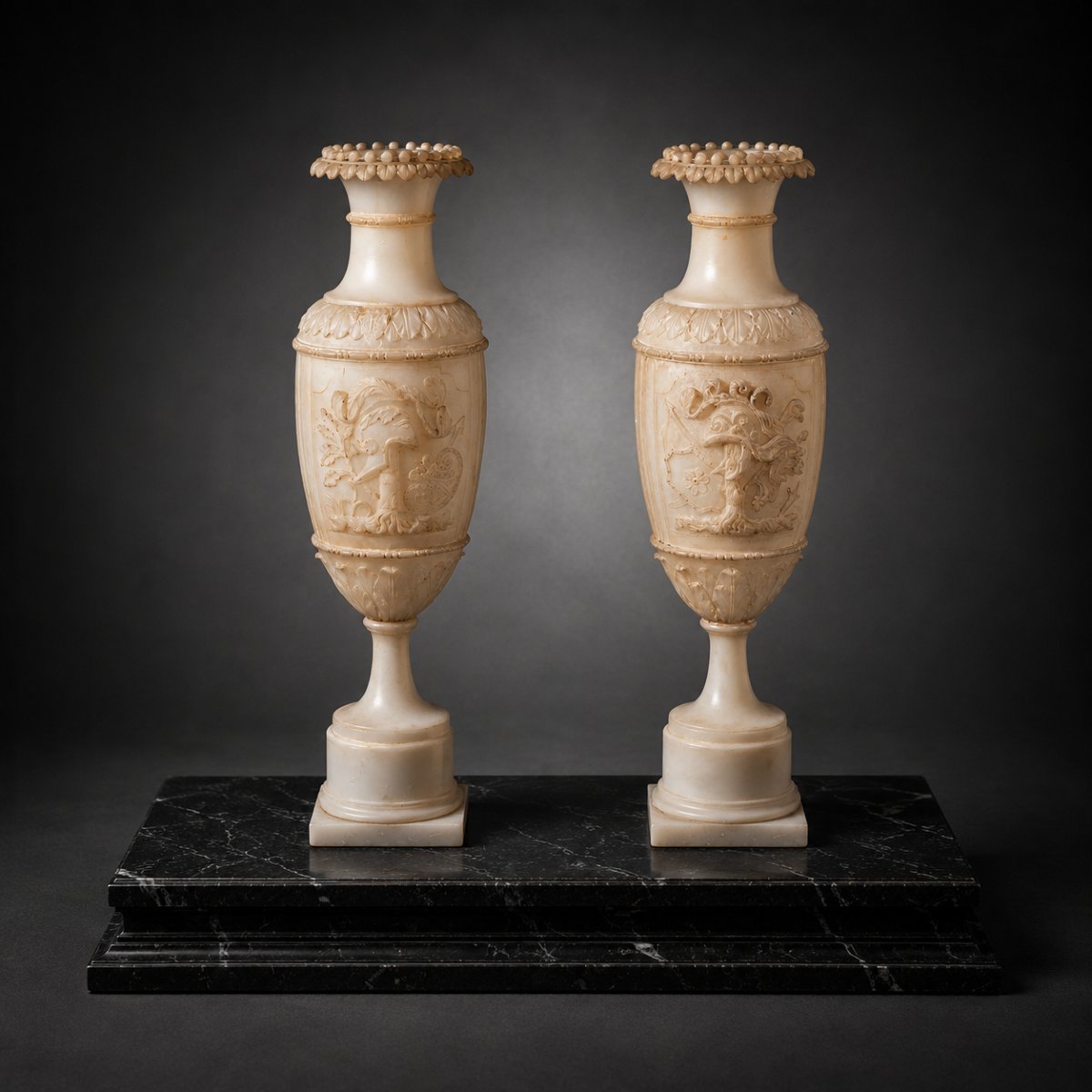 Paire de vases en albâtre , Milieu du XIXe siècle (1830),  Italie 