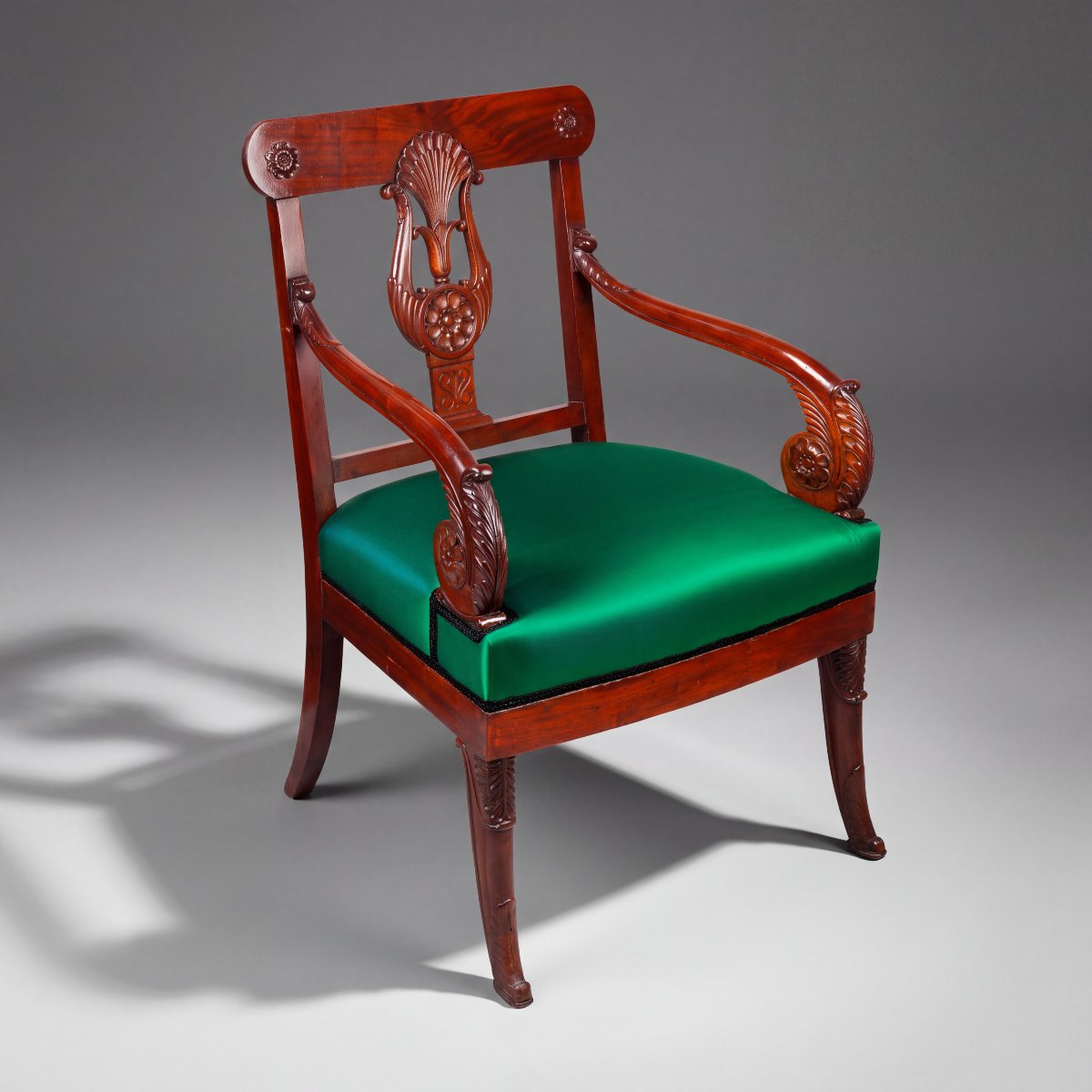 Paire de fauteuils en acajou de l'Empire russe, avec dossier sculpté en forme de lyre, vers 181-photo-2