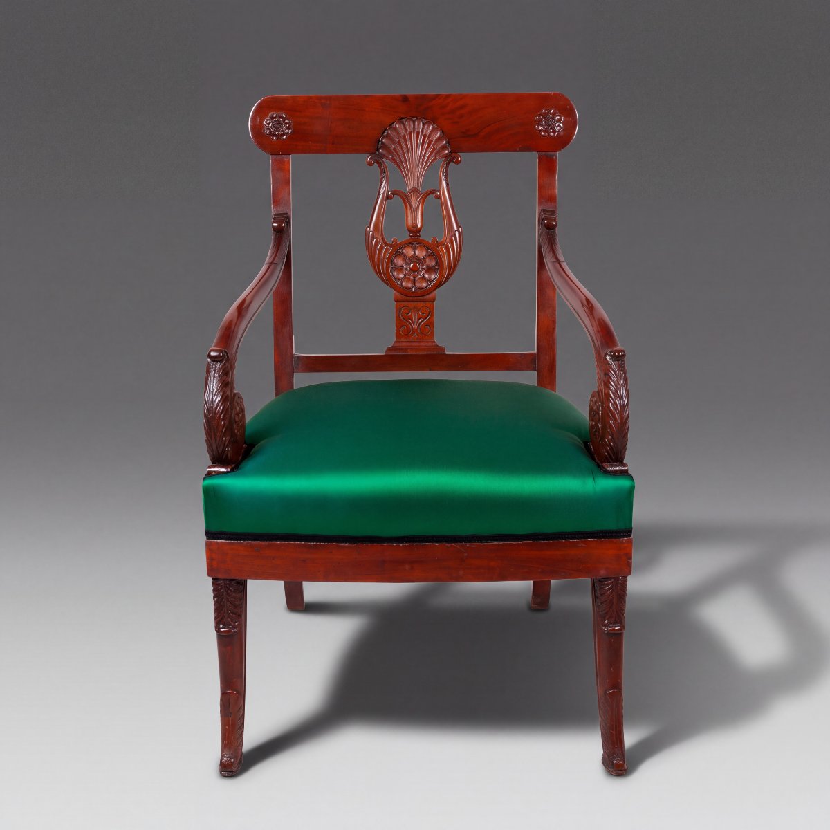 Paire de fauteuils en acajou de l'Empire russe, avec dossier sculpté en forme de lyre, vers 181-photo-3