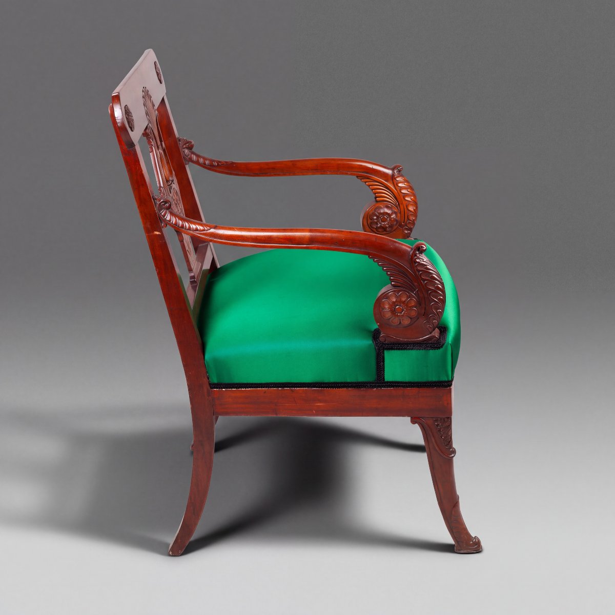 Paire de fauteuils en acajou de l'Empire russe, avec dossier sculpté en forme de lyre, vers 181-photo-4