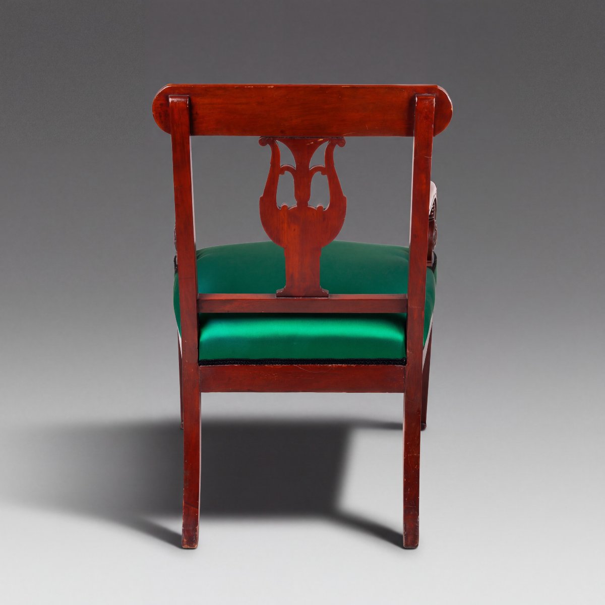 Paire de fauteuils en acajou de l'Empire russe, avec dossier sculpté en forme de lyre, vers 181-photo-1