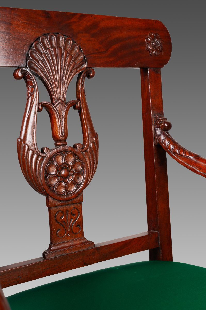 Paire de fauteuils en acajou de l'Empire russe, avec dossier sculpté en forme de lyre, vers 181-photo-3