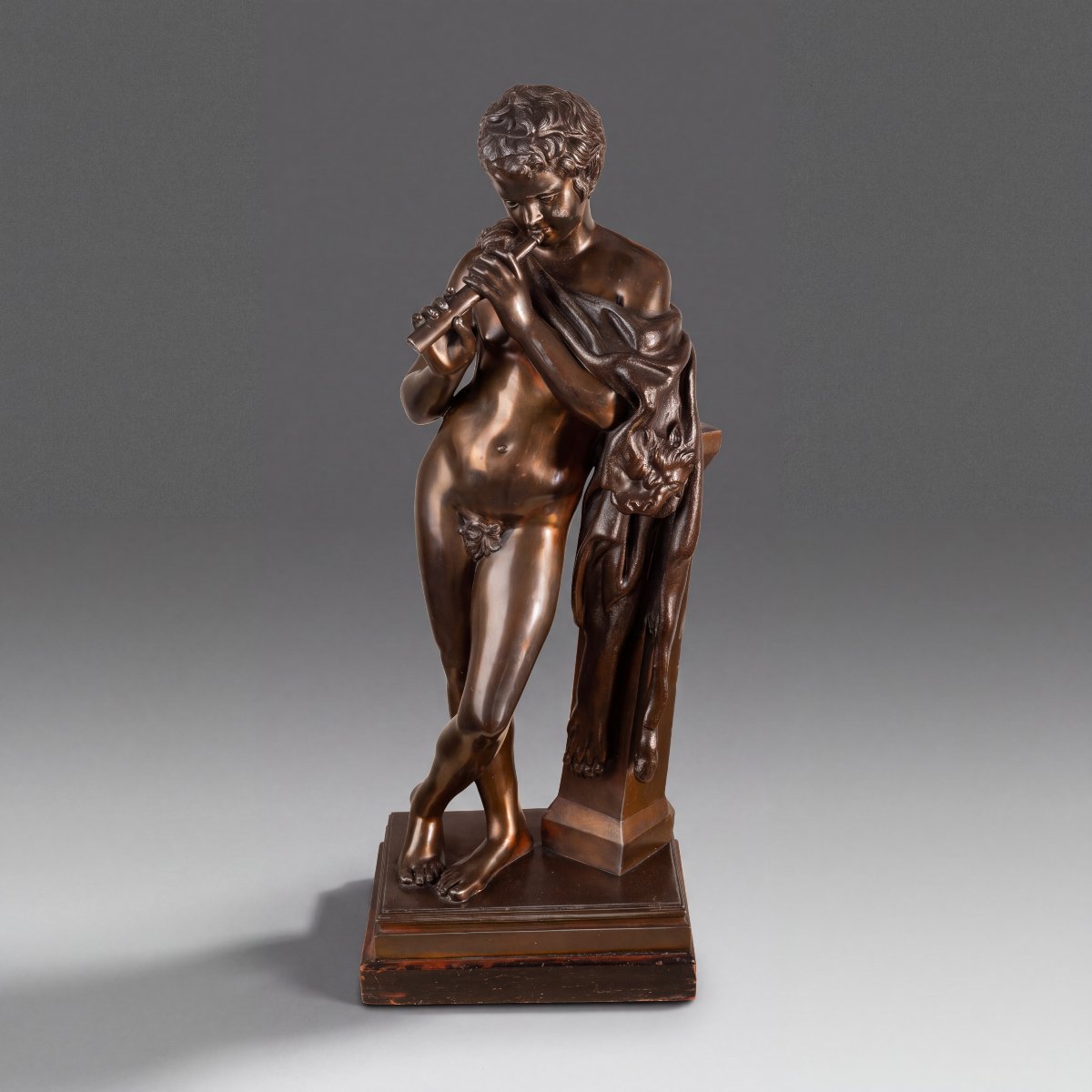 Faune français antique jouant de la flûte – Sculpture classique en zinc bronzé du XIXe siècle-photo-2