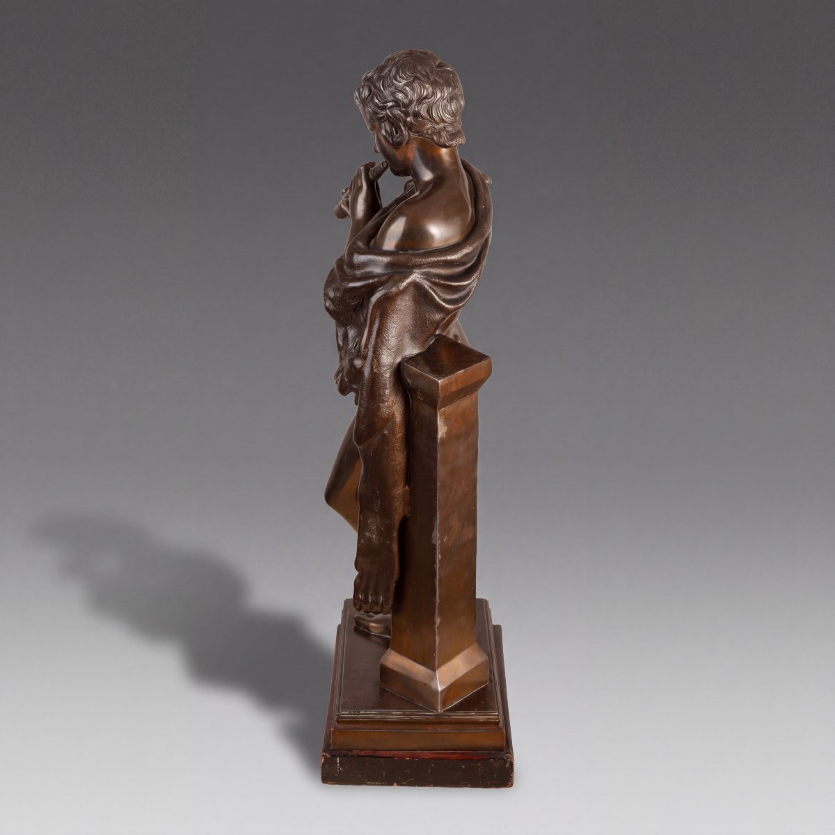 Faune français antique jouant de la flûte – Sculpture classique en zinc bronzé du XIXe siècle-photo-1