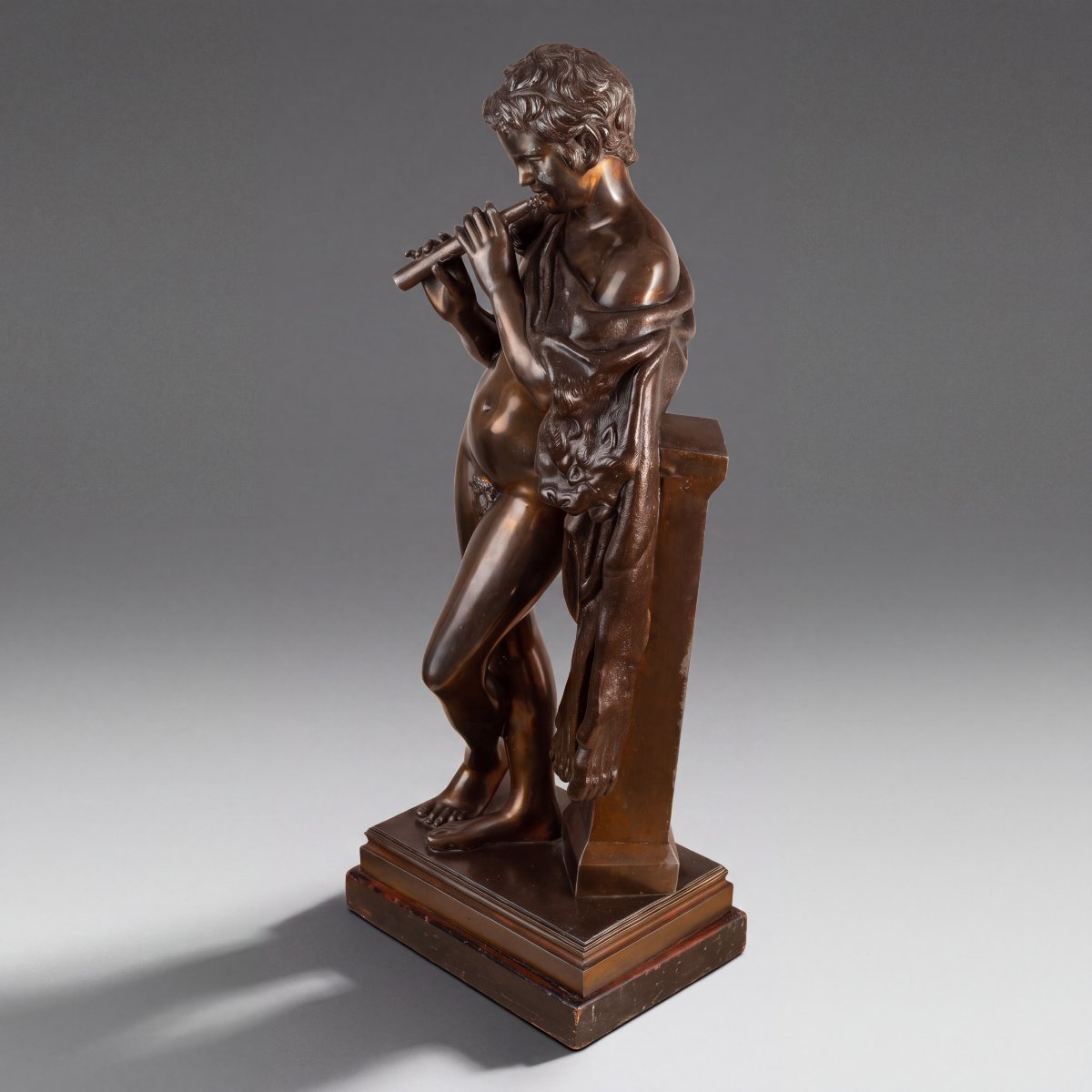 Faune français antique jouant de la flûte – Sculpture classique en zinc bronzé du XIXe siècle-photo-2