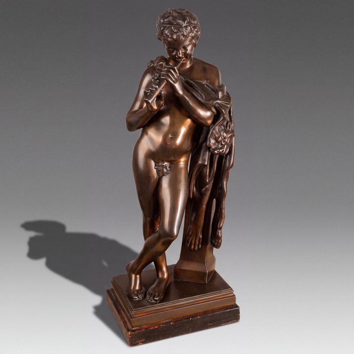 Faune français antique jouant de la flûte – Sculpture classique en zinc bronzé du XIXe siècle