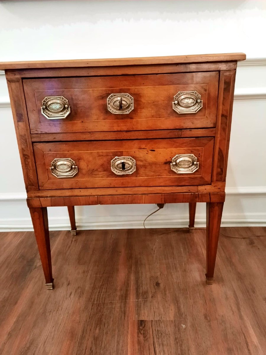 Petite Commode En Placage De Noyer. de style  Directoire.circa 1820. Vallée Du Rhône. XIXème