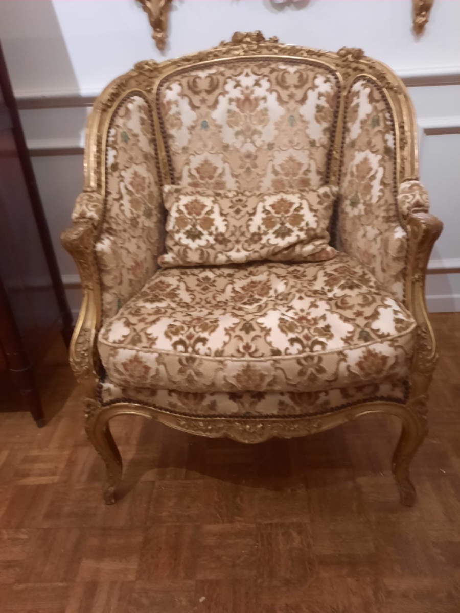 Bergère en bois doré de Style Louis XV richement sculptée. Début XXème Siècle.