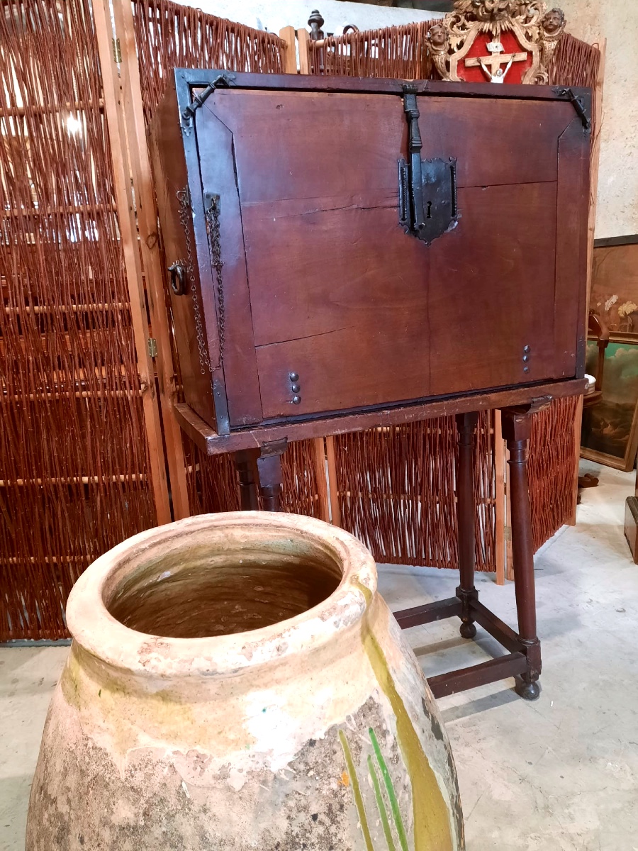 Bargueno de Sacristie (cabinet Espagnol) daté du XVIIème 1684 en noyer