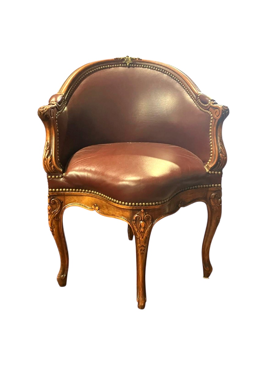 Fauteuil de bureau XIXème siècle en noyer monté cuir de style Louis XV.