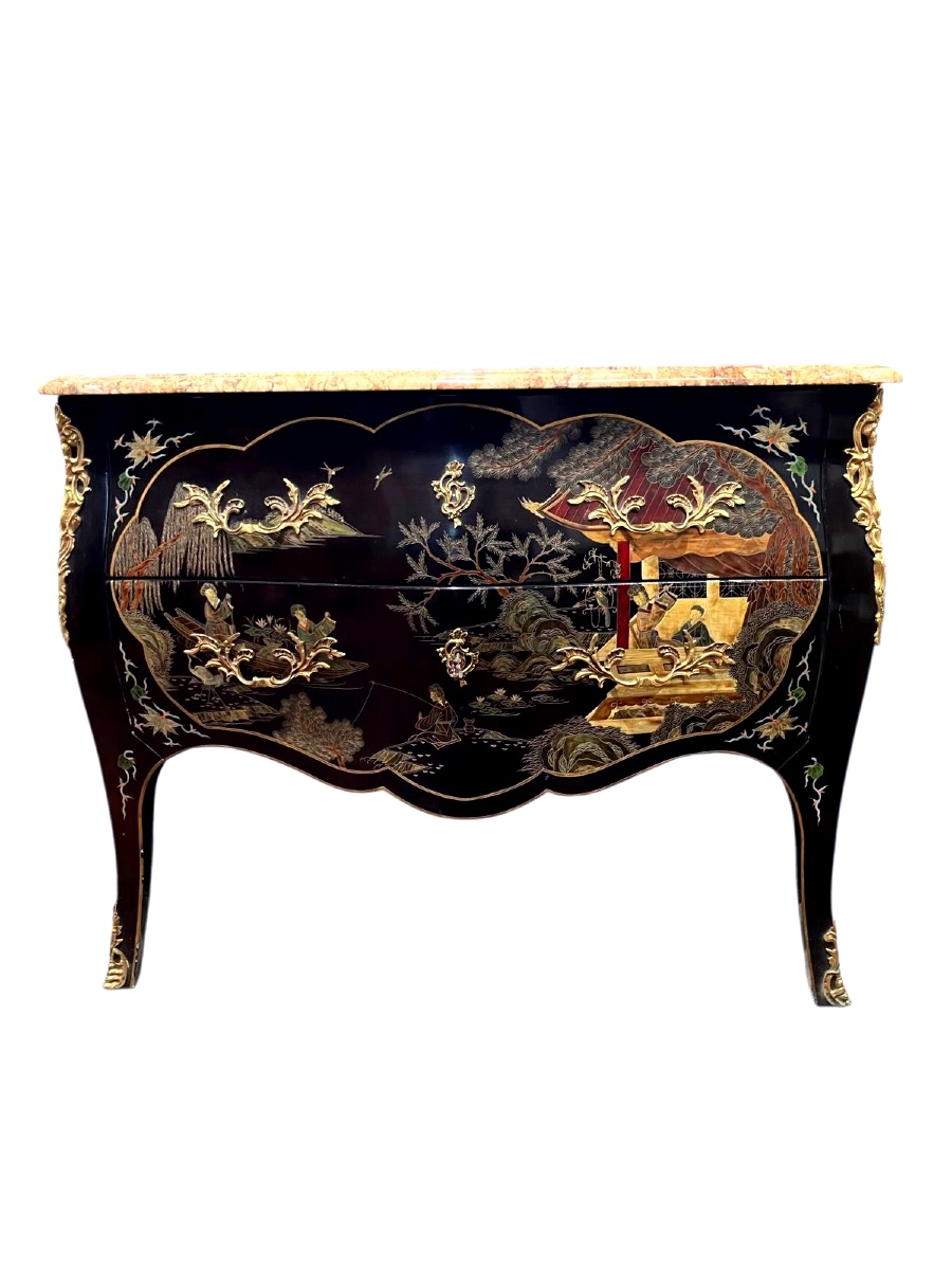 Louis XV Style Chinese Lacquer Commode With Curved Front. 20th Century.