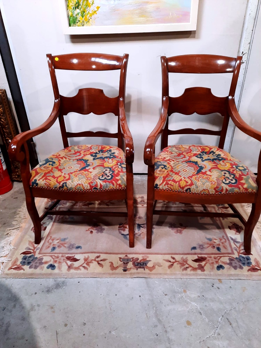 Paire de sièges Louis Philippe XIXème siècle en acajou : tapisserie au petit point