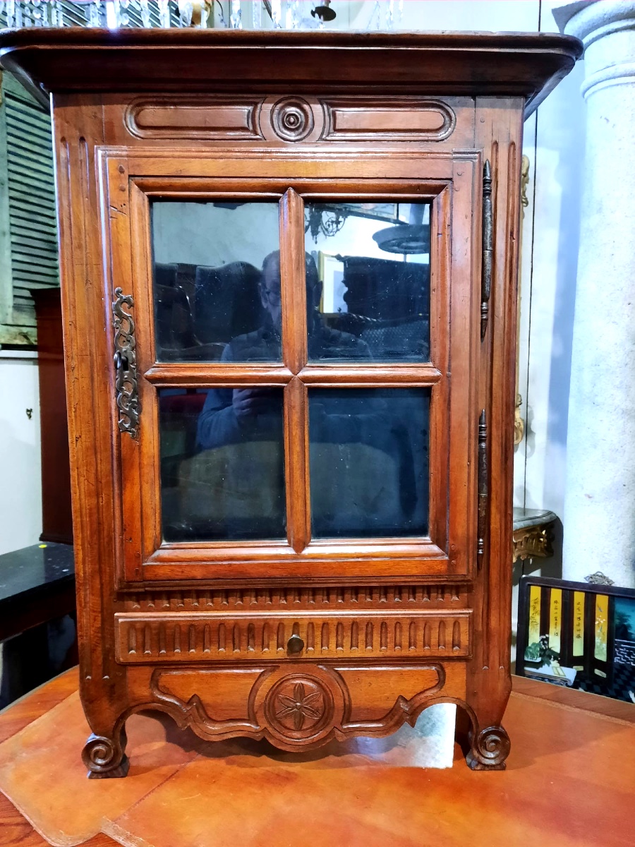 Verriot Provençal In Walnut. South Of France. 18th Century