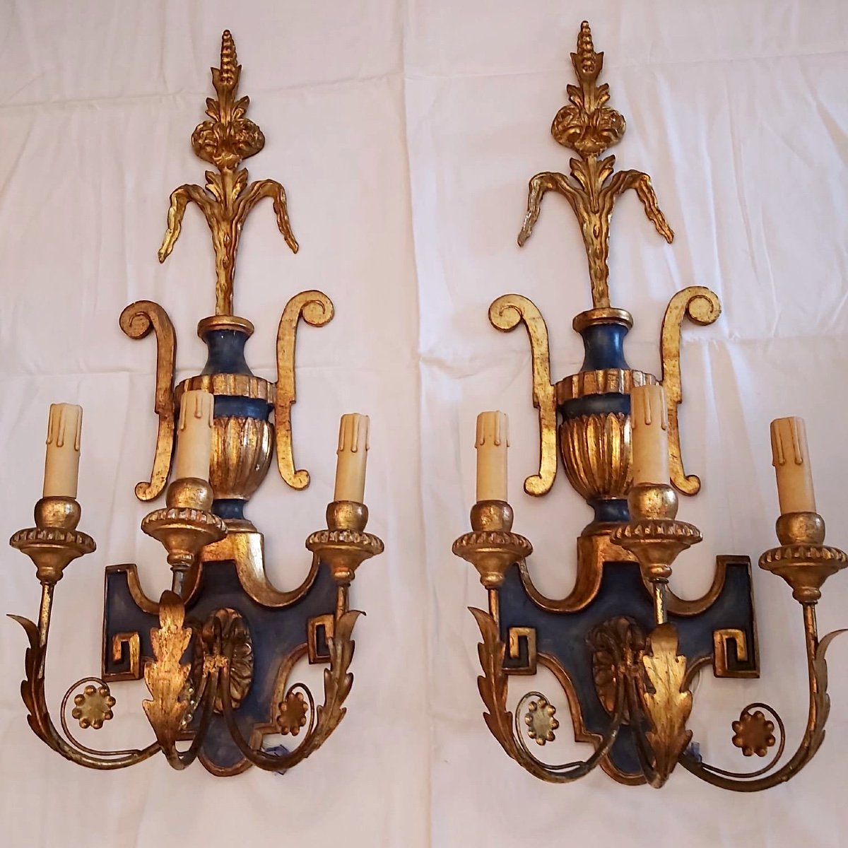 Paire d'appliques décoratives en fer et bois doré. XXème siècle