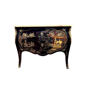 Louis XV Style Chinese Lacquer Commode With Curved Front. 20th Century.