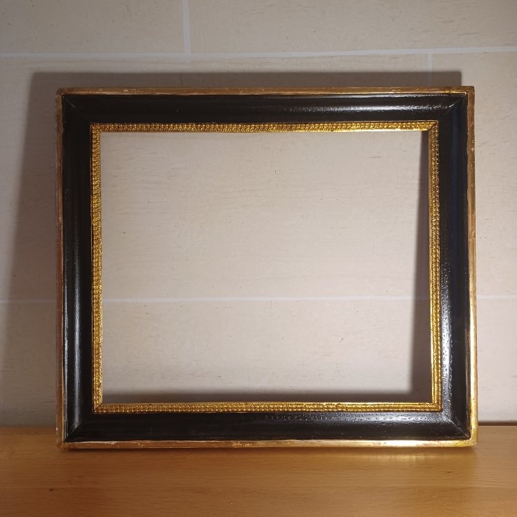 CADRE ANCIEN EN BOIS DORE ET LAQUE NOIR D'EPOQUE LOUIS XVI