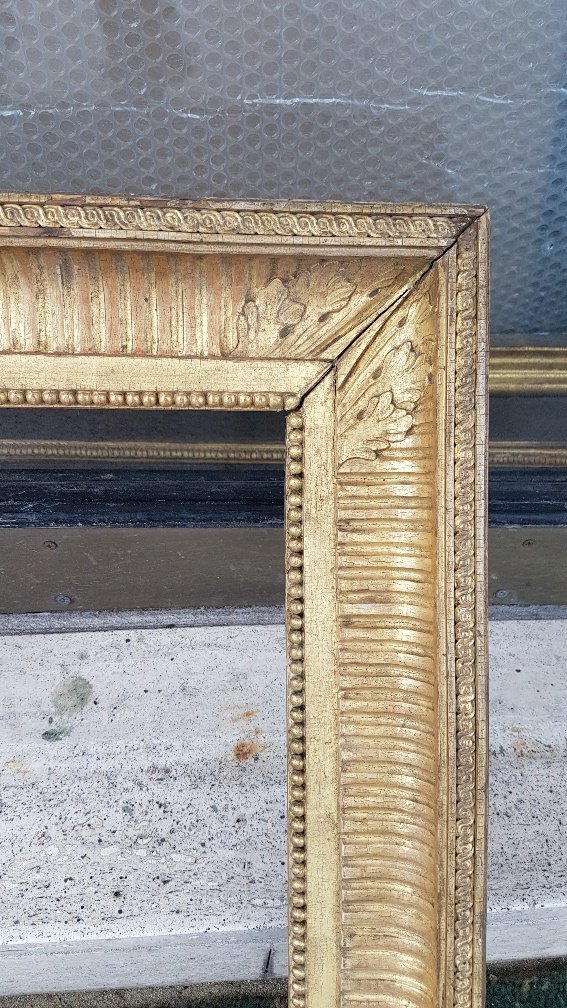 Cadre d'époque LOUIS XVI  dit " à canaux " en bois sculpté et doré-photo-2