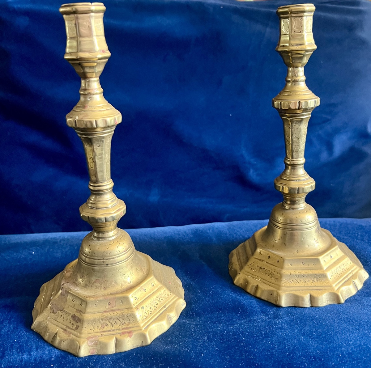 Paire de bougeoirs en bronze doré époque Louis XIV