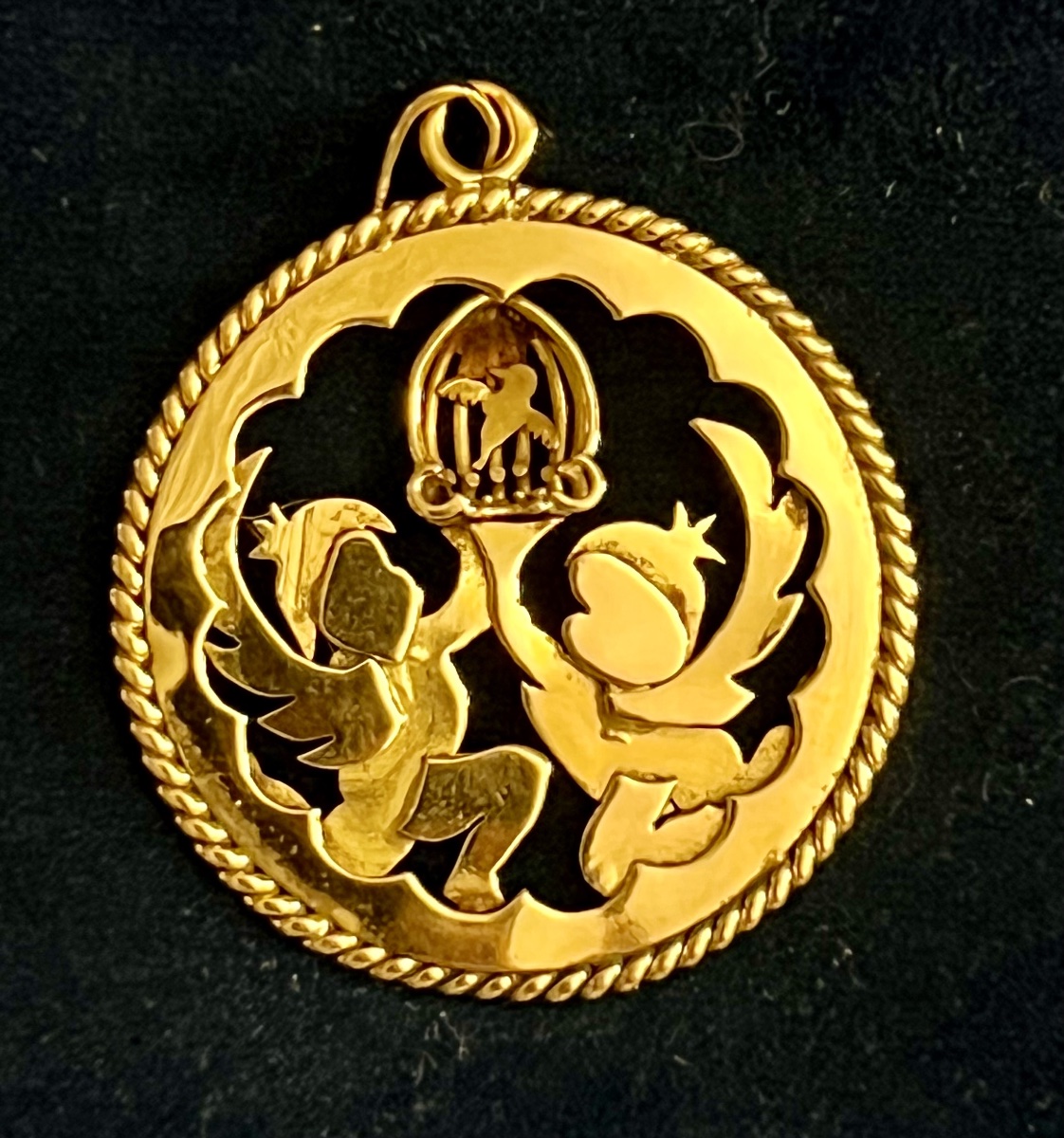 Openwork Medallion Pendant Featuring Cherubs And A Caged Bird - 18-karat Gold-photo-3