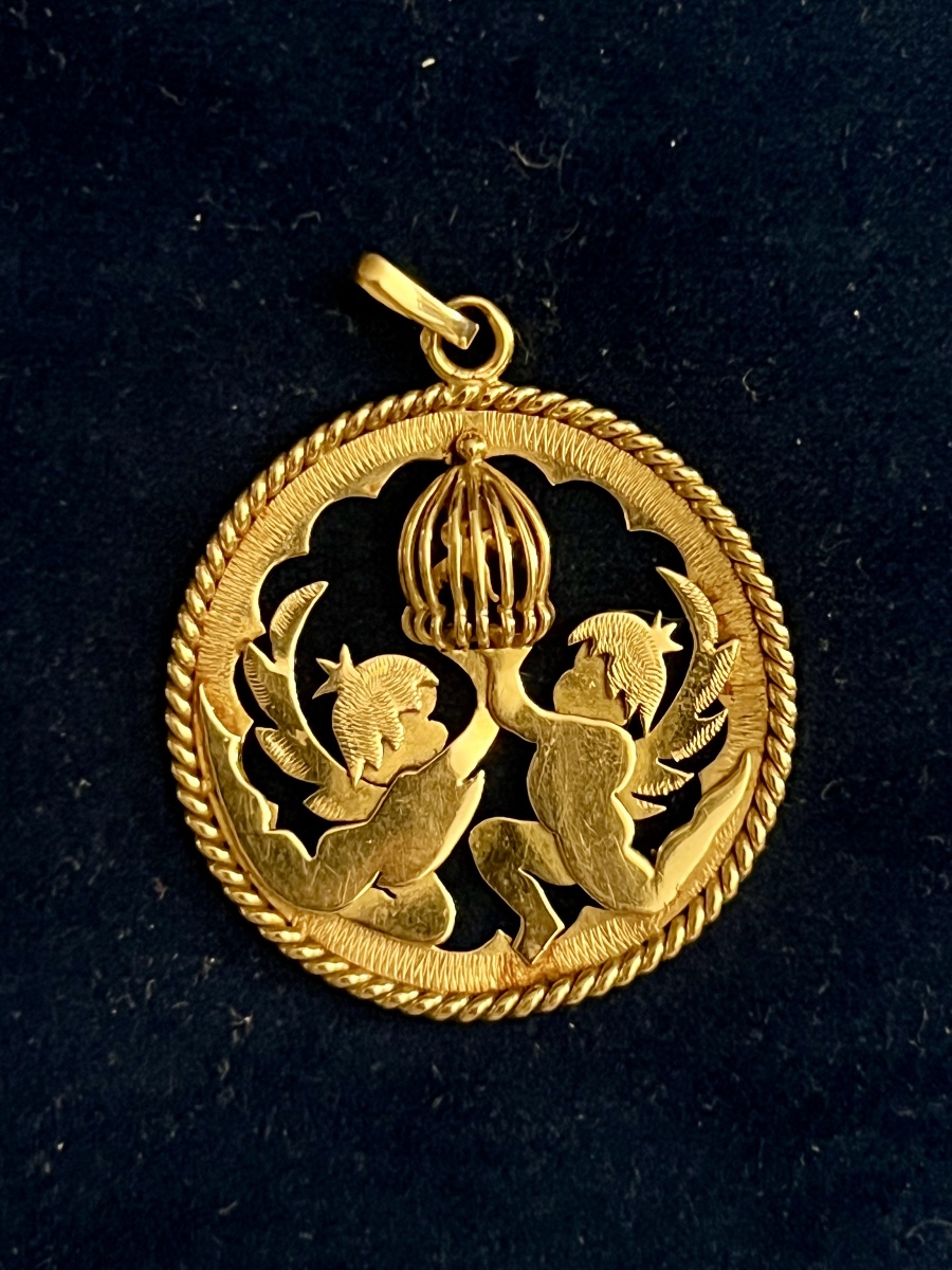Openwork Medallion Pendant Featuring Cherubs And A Caged Bird - 18-karat Gold-photo-4