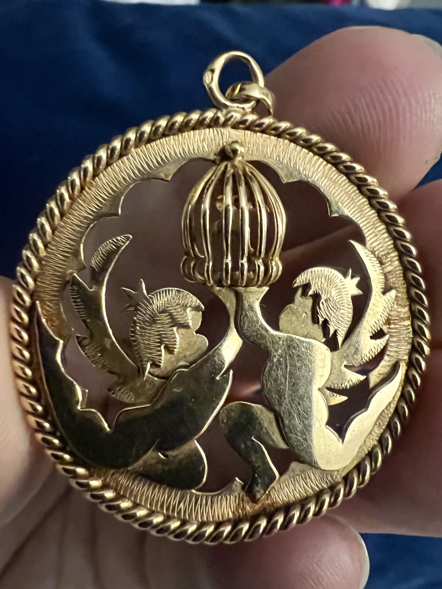 Openwork Medallion Pendant Featuring Cherubs And A Caged Bird - 18-karat Gold