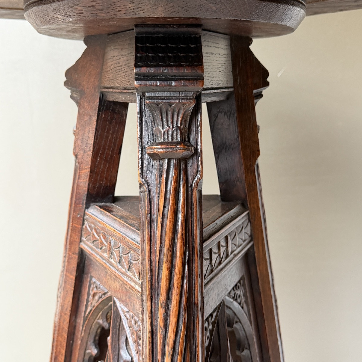 Néo-gothic Pedestal-photo-1