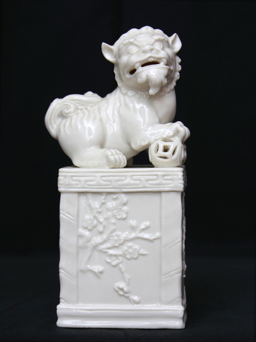 Chien de Fô en porcelaine blanche de Dehua