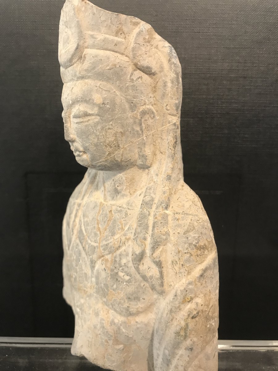 Fragment De Stèle Représentant Un Buste De Bodhisattva En Pierre Sculptée -photo-3