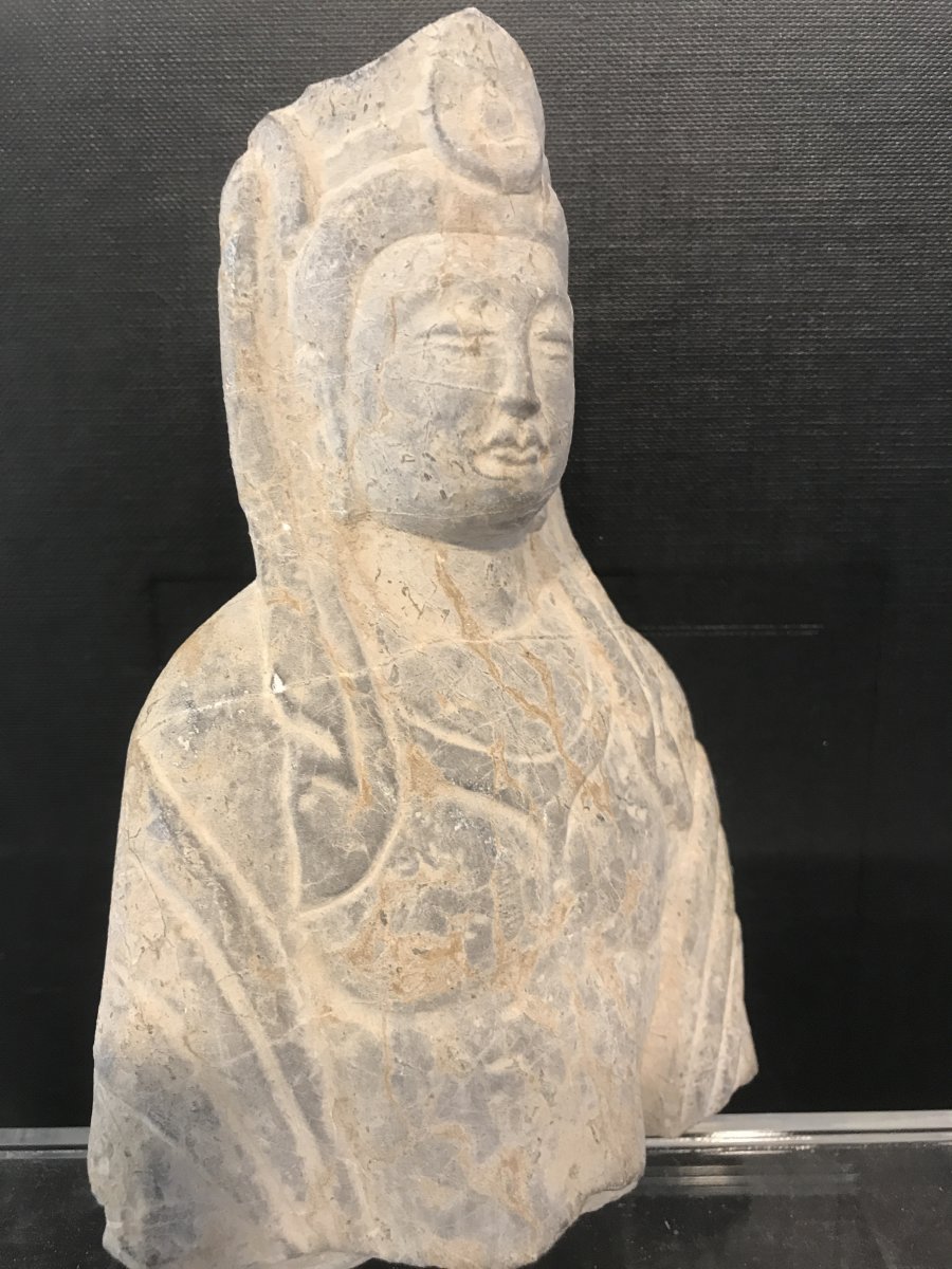 Fragment De Stèle Représentant Un Buste De Bodhisattva En Pierre Sculptée -photo-4