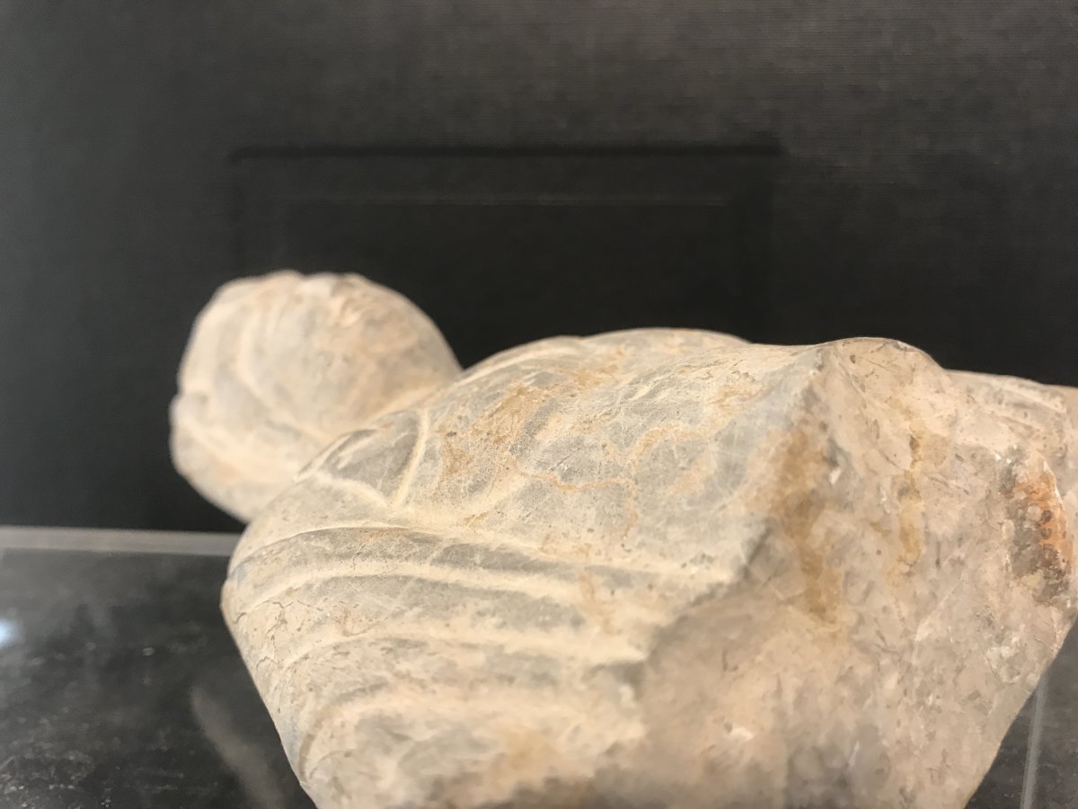 Fragment De Stèle Représentant Un Buste De Bodhisattva En Pierre Sculptée -photo-1