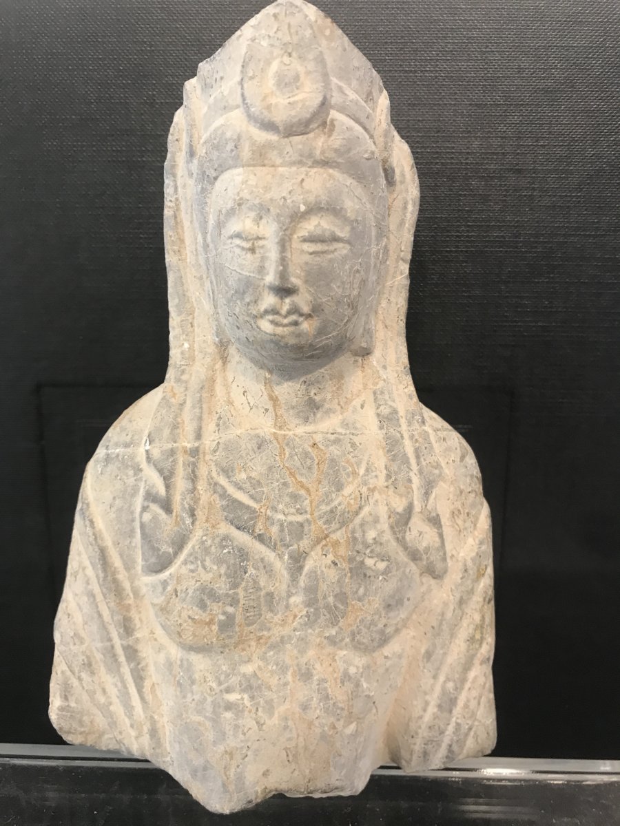 Fragment De Stèle Représentant Un Buste De Bodhisattva En Pierre Sculptée 