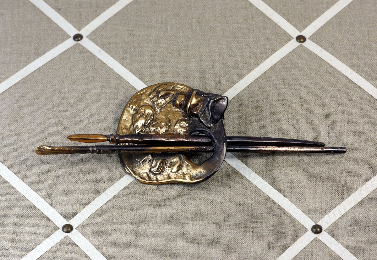 Bronze Représentant Une Palette De Peintre Et 2 Pinceaux 