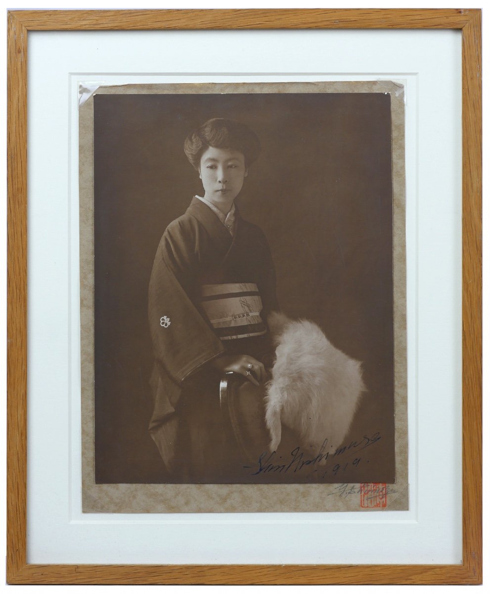 Photographie De 1919 Représentant Une Jeune Femme Japonaise En Kimono Officiel 