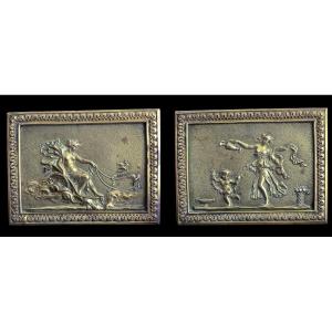 Paire de bas reliefs en bronze représentant des scènes à l’Antique.