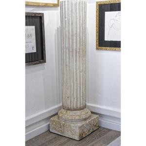 Haute et importante colonne à l’Antique