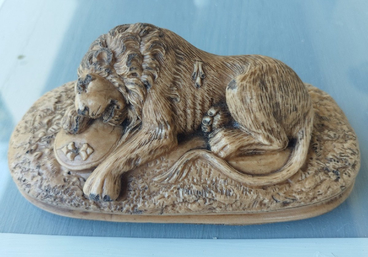 2 sujets en calcaire, représentant le lion de Lucerne, et un lévrier Barzoï-photo-3